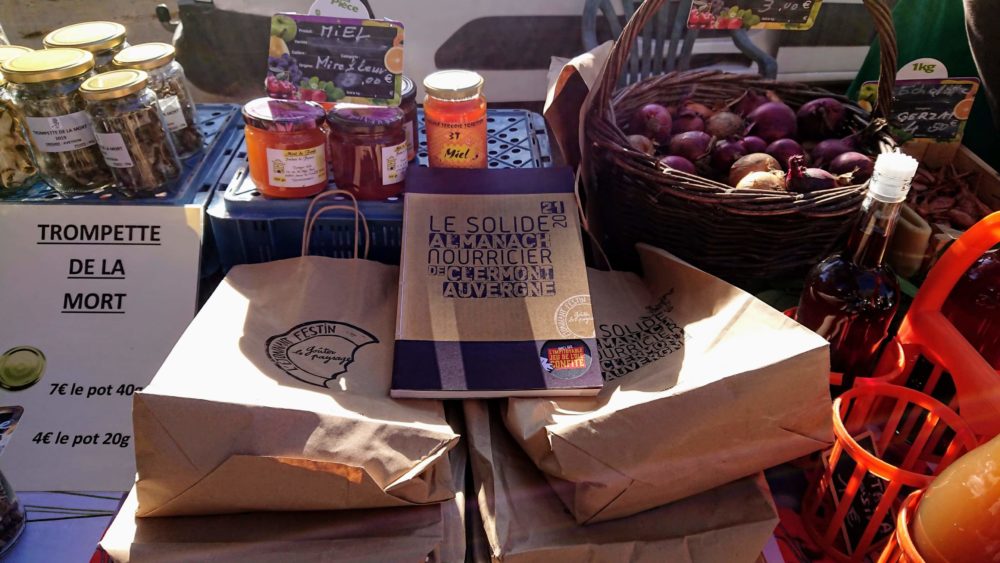 Almanach sur un stand de marché