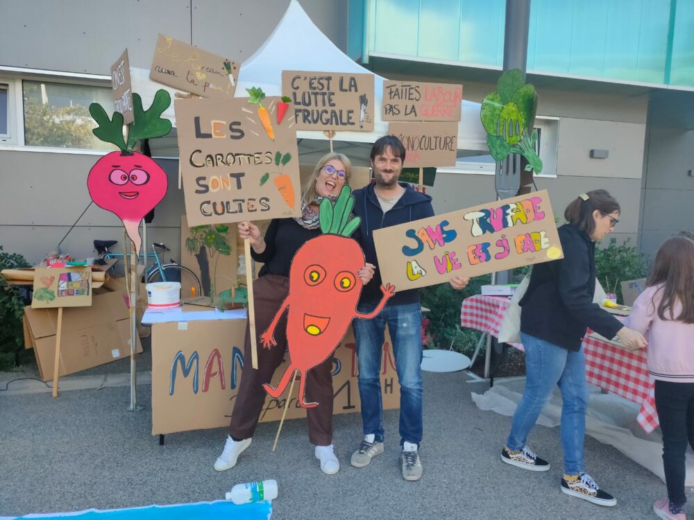 Photo du manifestin, symbole phare de l'Étonnant Festin, représentant son engagement pour un événement éco-responsable.